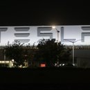Logo von Tesla an der Fabrik in Fremont, Kalifornien