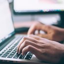 Aufgeklappter Laptop