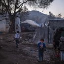 Kinder spielen in einem provisorischen Lager neben dem Lager in Moria