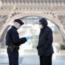 Ein Passant wird von einem Polizisten kontrolliert.