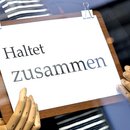 Schild "Haltet zusammen"