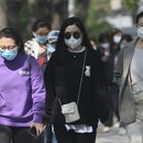 Passanten mit Masken in Asien