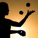 Frau beim jonglieren