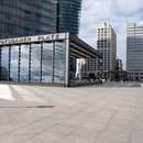 Fast leer ist am Donnerstagnachmittag der Potsdamer Platz. Durch die massiven Einschränkungen der Bewegungsfreiheit im Rahmen der Corona-Krise ist auch der Tourismus in der Hauptstadt zum Erliegen gekommen.