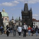 Karlsbrücke mit Passanten