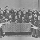 Vertreter der Deutschen Fortschrittspartei 1862, u.a. Rudolf Virchow (2. Reihe, 2. vl.), Franz Duncker (2. Reihe 1.v.l.), Karl Twesten (2. Reihe, 6. vl.) sowie Leopold Freiherr von Hoverbeck (3. Reihe, 5. vl.) (Quelle: ADL, Leopold Freiherr von Hoverbeck)