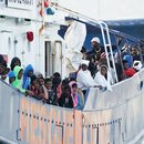 Flüchtlingsboot im Hafen von Messina