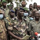 Ismael Wague (M.), Sprecher der Putschisten, auf einer Pressekonferenz