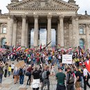 Demonstranten schwenken Reichskriegsflaggen vor dem Reichstag