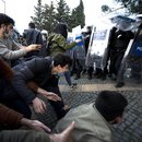 Studierende der Bogazici Universität treffen vor der Universität auf Spezialkräfte der Polizei
