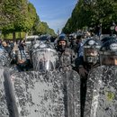 Polizisten treffen auf Demonstranten