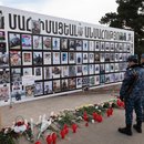 Armenische Polizisten vor einem Mahnmal für die gefallenen Soldaten des Krieges um Bergkarabach