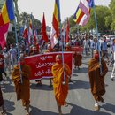 Buddhistische Mönche protestieren auf den Straßen von Mandalay gegen den Militärputsch