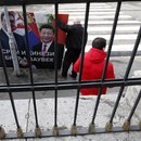 Mann mit Plakat auf den Straßen von Belgrad