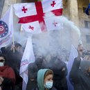 Unterstützer des 'United National Movement' protestieren auf den Stufen des Parlaments gegen die Inhaftierung von Nika Melia