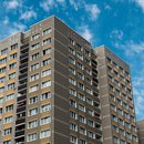 Gebäude vor blauem Himmel