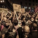 Demonstranten stehen mit Plakaten mit der Aufschrift "Crime" bei Protesten gegen den israelischen Ministerpräsidenten in der Nähe seiner offiziellen Residenz