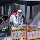 Militärpersonal desinfiziert eine taiwanische Teststation