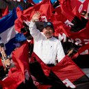 Präsident Daniel Ortega winkt Unterstützern zu bei seiner Ankunft zu einer Veranstaltung zu