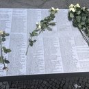 Weiße Rosen liegen zum Jahrestag der Reichspogromnacht auf der Gedenkplatte mit den Namen der im Dritten Reich aus Bielefeld deportierten Jüdinnen und Juden 