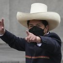 DDer peruanische Präsident Pedro Castillo zeigt auf Journalisten im Regierungspalast