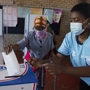 Eine Wählerin gibt ihre Stimme in Südafrika ab.