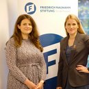 FNF Digital Expertin Ann Cathrin Riedel mit Facebook Whistelblowerin Frances Haugen
