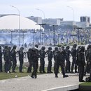 Anhänger des ehemaligen Präsidenten Jair Bolsonaro stoßen mit Sicherheitskräften zusammen, als sie den Nationalkongress in Brasilia stürmen