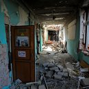 Ein Korridor im Inneren einer durch den Beschuss russischer Truppen zerstörten Schule 