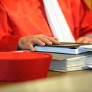 Ein Richter des Zweiten Senats beim Bundesverfassungsgericht in Karlsruhe hält am Dienstag (28.10.2008) bei der mündlichen Verhandlung über zwei Wahlprüfungsbeschwerden gegen den Einsatz von mehr als 1800 Wahlcomputern bei der letzten Bundestagswahl, eine Hand auf seine Unterlagen. Foto: Uli Deck dpa/lsw +++(c) dpa - Report+++