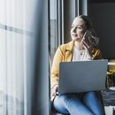 Junge Frau bei der Arbeit