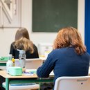 Schülerinnnen im Klassenzimmer 