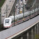 ICE und Autobahn
