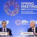 Vitor Gaspar (links), Direktor der Abteilung für fiskalische Angelegenheiten beim IWF, und Paolo Mauro, stellvertretender Direktor der Abteilung für fiskalische Angelegenheiten beim IWF, nehmen an einem Pressegespräch zur Überwachung der Finanzen am Hauptsitz des IWF während der Frühjahrstagung 2023 des Internationalen Währungsfonds (IWF) und der Weltbankgruppe (WBG) in Washington, DC, USA, teil,
