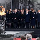 Bundespräsident Frank-Walter Steinmeier (vorn 2.v.l) und seine Frau Elke Büdenbender (l) sowie Izchak Herzog (4.v.l), Präsident von Israel und seine Frau Michal Herzog (3.v.l) nehmen zusammen mit Andrzej Duda, Präsident von Polen, und seiner Frau Agata Kornhauser-Duda an der Gedenkfeier zum 80. Jahrestag des Aufstandes im Warschauer Ghetto am Platz vor dem Denkmal für die Helden des Ghetto teil