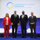 Die deutsche Bundesministerin für wirtschaftliche Zusammenarbeit und Entwicklung Svenja Schulze, der ukrainische Ministerpräsident Denys Schmyhal, der britische Außenminister James Cleverly und der Schweizer Außenminister Ignazio Cassis bei der Abschlussveranstaltung am zweiten und letzten Tag der Ukraine Recovery Conference (URC) in London