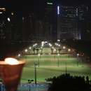 Eine Kerze steht am Freitag, den 4. Juni 2021, in der Nähe des Victoria-Parks in Hongkong. Dort versammelten sich in den vergangenen Jahren immer wieder Menschen zu einer Mahnwache.
