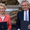 EU-Kommisionspräsidentin Ursula von der Leyen und der argentinische Präsidente Alberto Fernandez halten im Präsidentenpalast Casa Rosada unterschriebene Dokumente in den Händen. Die EU-Kommissionspräsidentin will das Mercosur-Freihandelsabkommen bis spätestens Ende des Jahres abschließen. Der Vertrag würde die größte Freihandelszone der Welt mit 780 Millionen Menschen schaffen. 