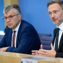 Christian Lindner (r, FDP), Bundesminister der Finanzen, stellt zusammen mit Werner Gatzer, Staatssekretär im Bundesministerium der Finanzen, in der Bundespressekonferenz den Regierungsentwurf für den Bundeshaushalt 2024 und den Finanzplan bis 2027 vor. 