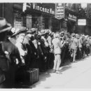 Warteschlange vor der Reichshauptbank in Berlin