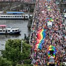 Teilnehmer marschieren bei der Prager Pride-Parade in der Prager Innenstadt