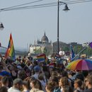 Das ungarische Parlamentsgebäude ist hinter Menschen abgebildet, die an der jährlichen Budapest Pride teilnehmen