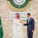 Der saudische Kronprinz Mohammed bin Salman, links, begrüßt den syrischen Präsidenten Bashar Assad während des arabischen Gipfels in Dschidda, Saudi-Arabien