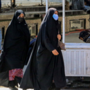 Afghanische Frauen gehen auf einer Straße am Vorabend des zweiten Jahrestages der Regierungsübernahme in Kabul, Afghanistan, 14. August 2023.