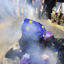 EU-Flagge und LGBTQ-Flagge in Georgien