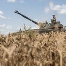 Ein ukrainischer Soldat der 72. Brigade sitzt auf einem Panzer in Richtung des Dorfes Vuhledar im Gebiet Donezk, Ukraine