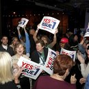 Wähler reagieren auf die Verabschiedung einer Maßnahme zur Änderung der Staatsverfassung und zur Einführung eines Rechts auf Abtreibung in Ohio am 7. November 2023. 