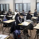 Schüler warten darauf, den jährlichen College Scholastic Ability Test an einer Schule abzulegen