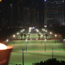 Eine Kerze steht am Freitag, den 4. Juni 2021, in der Nähe des Victoria-Parks in Hongkong. Dort versammelten sich in den vergangenen Jahren immer wieder Menschen zu einer Mahnwache.