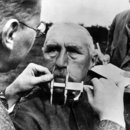 Eine große Nase, ein gieriger Blick und Schläfenlocken – in den meisten antisemitischen Darstellungen „des Juden“ sind solche Merkmale zu finden.